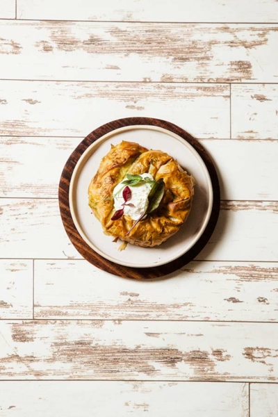 Burek jugoslavo de queijo e espinafres