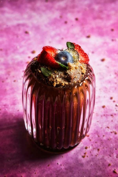 Mousse de chocolate de S. Tomé e Príncipe com frutos silvestres