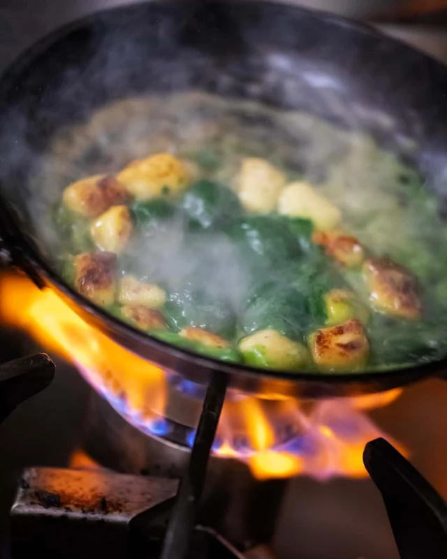 Aparecem tão depressa como desaparecem e nunca sabemos exatamente quando - e se - voltam ao menu. As nossas sugestões diárias são criadas todos os dias com os produtos mais frescos que nos chegam à cozinha, inspiradas pelas épocas, por aquilo e aqueles que nos rodeiam e com a marca de irreverência e sabor do Bistro. Cromos para colecionar à boca cheia 👅

They appear as quickly as they disappear and we never know exactly when - and if - they’ll be back on the menu. Our daily suggestions are created every day with the freshest products that arrive in our kitchen, inspired by the seasons, by what and those around us and with Bistro’s signature of irreverence and flavor. A different experience, the same Bistro. 

#100maneiras #bistro100maneiras #lisbonrestaurants #lisbonfood #lisbonfoodguide #wheretoeatinlisbon #ljubomirstanisic 

📷 @fabrice.demoulin.photo